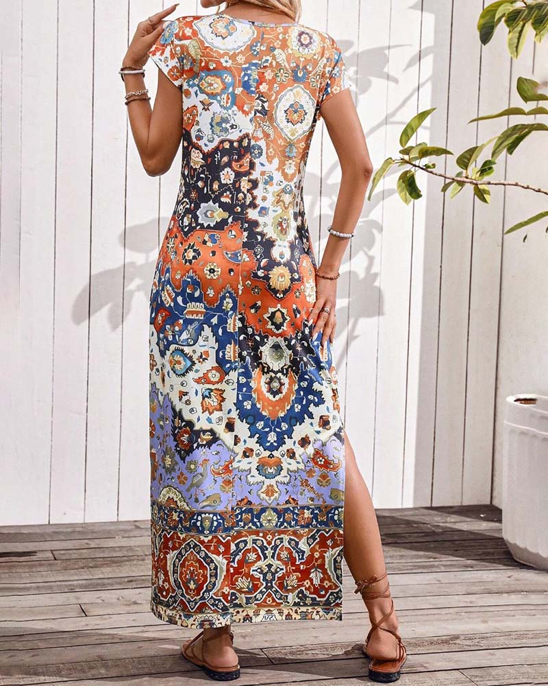 Van Delft Mode® | Kleurrijke casual jurk met print en splitten