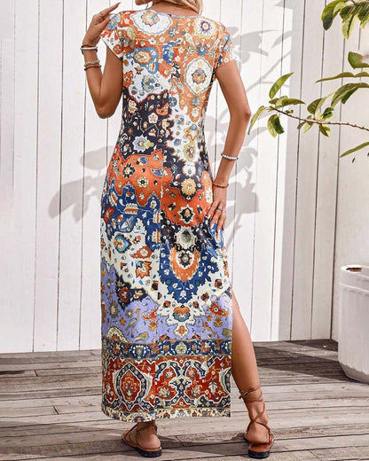 Van Delft Mode® | Kleurrijke casual jurk met print en splitten