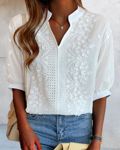 Van Delft Mode® |Blouse met V-hals en pofmouwen met kantdecoratie
